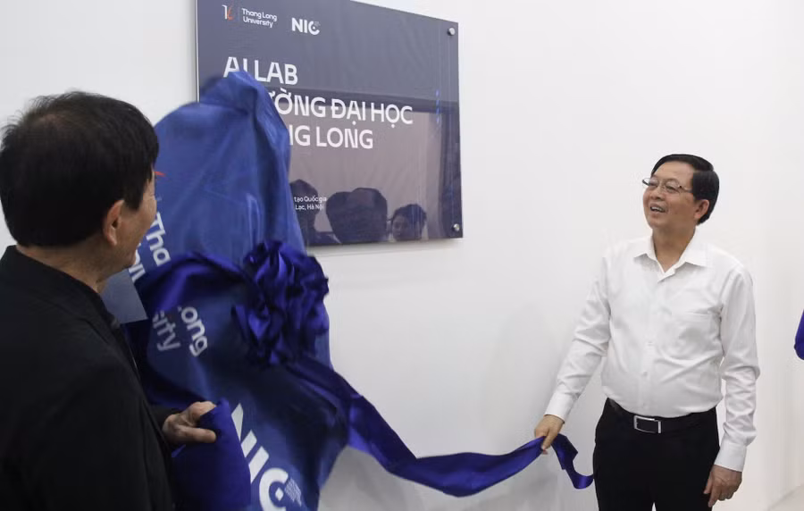 Phó Thủ tướng Hồ Quốc Dũng đến dự, kéo băng khánh thành AI Lab của Trường ĐH Thăng Long tại NIC.