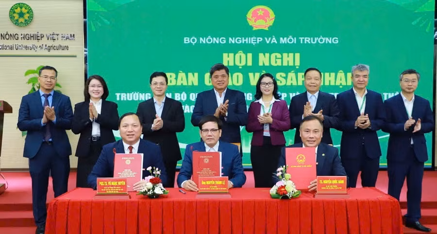  Thứ trưởng Bộ Nông nghiệp và Môi trường Trần Thanh Nam chứng kiến chương trình ký kết biên bản bàn giao và tặng hoa chúc mừng hai đơn vị hôm 30/12/2025.