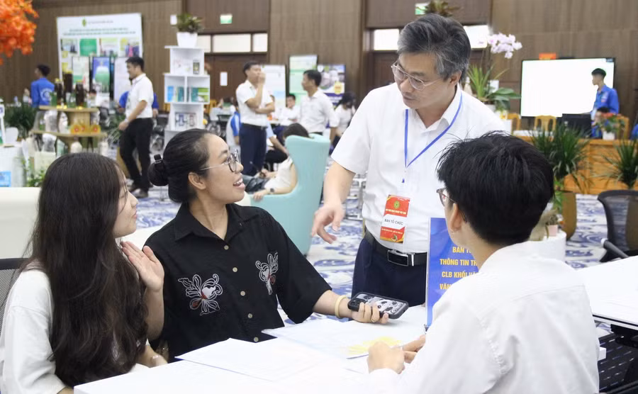 TS Nguyễn Công Tiệp – Phó Giám đốc Học viện Nông nghiệp Việt Nam trực tiếp đến kiểm tra, động viên, hướng dẫn phụ huynh và tân sinh viên đến nhập học.