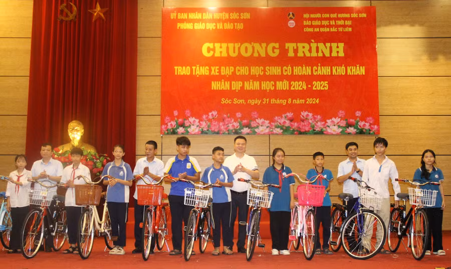 Nhà báo Triệu Ngọc Lâm – Tổng biên tập Báo Giáo dục và Thời đại và các nhà tài trợ trao tặng xe đạp cho học sinh THCS huyện Sóc Sơn (Hà Nội).