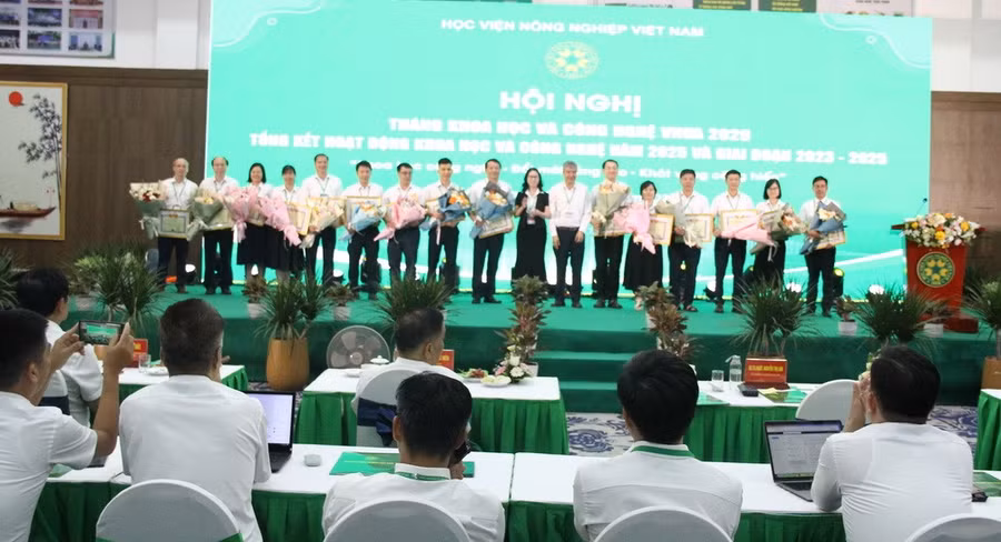 Nhiều tập thể, cá nhân được vinh danh khen thưởng