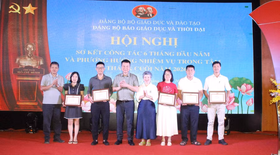 Các cá nhân được vinh danh khen thưởng.