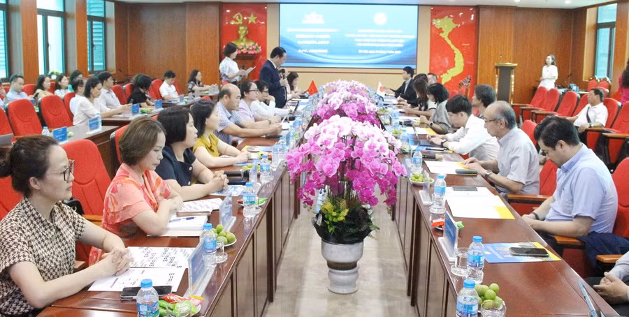 Toàn cảnh buổi làm việc.