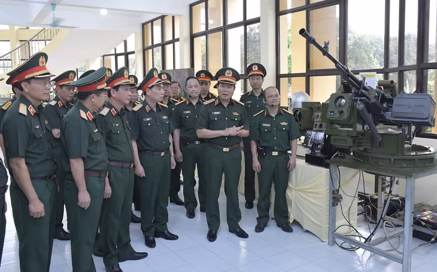 Đại tướng Nguyễn Tân Cương tham quan sản phẩm nghiên cứu khoa học của Học viện Kỹ thuật Quân sự. 