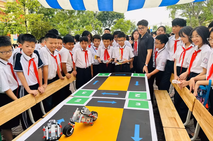 Học sinh hào hứng tham gia Ngày hội STEM–AI–Robotics tại Trường THCS Trần Phú (Lĩnh Nam, Hà Nội).