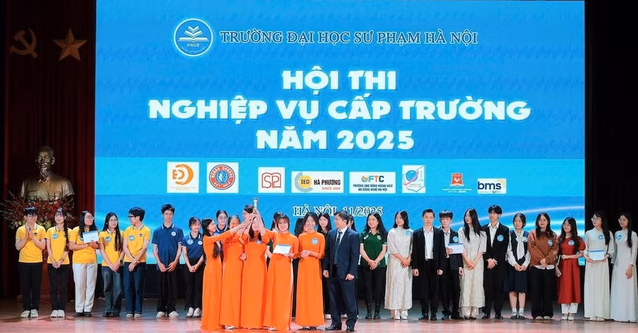 PGS.TS Nguyễn Văn Biên trao giải chung kết phần thi hiểu biết. Ảnh: NTCC.