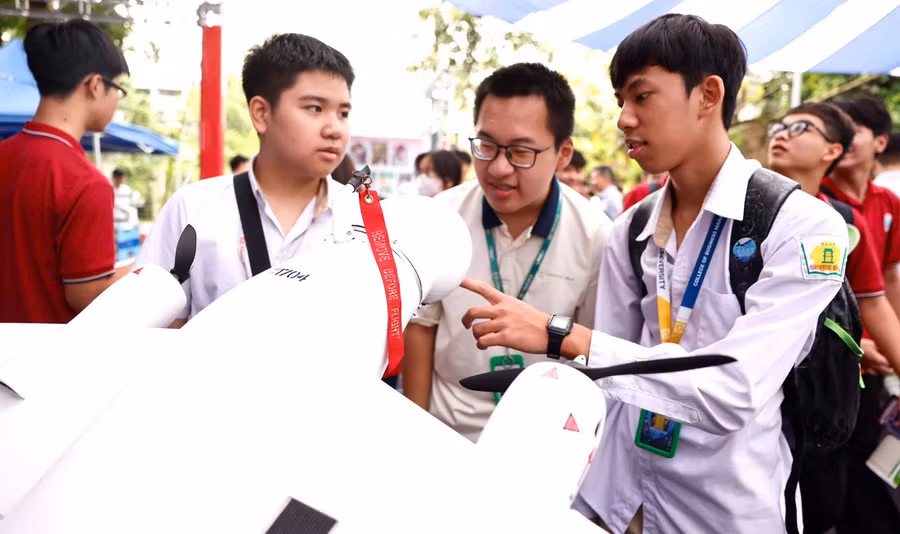 Học sinh trải nghiệm các mô hình từ kết quả nghiên cứu. Ảnh: Dương Triều.