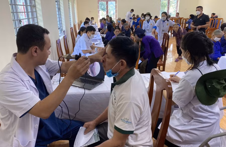 Cán bộ, giảng viên, sinh viên Học viện Y Dược học cổ truyền Việt Nam thực hiện khám miễn phí cho người dân.
