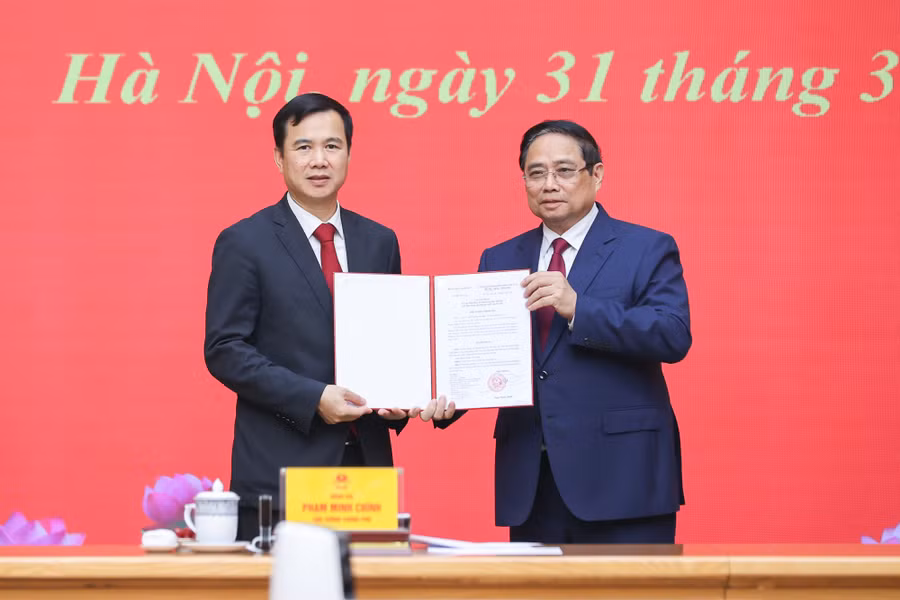 Thủ tướng Phạm Minh Chính trao quyết định điều động, bổ nhiệm PGS.TS. Bùi Thế Duy giữ chức Giám đốc Đại học Quốc gia Hà Nội - Ảnh: VGP/Nhật Bắc.