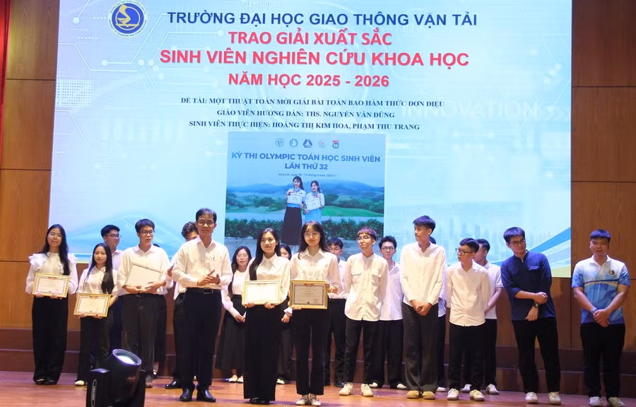 PGS.TS Lê Hoài Đức trao tặng Giấy khen cho các em sinh viên có kết quả nghiên cứu khoa học xuất sắc.