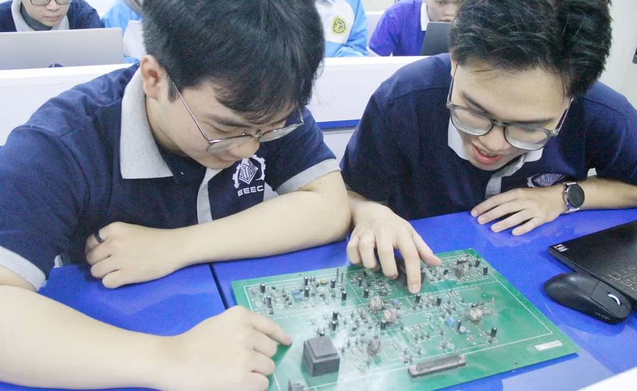Giờ học thực hành của sinh viên Trường ĐH Giao thông vận tải.