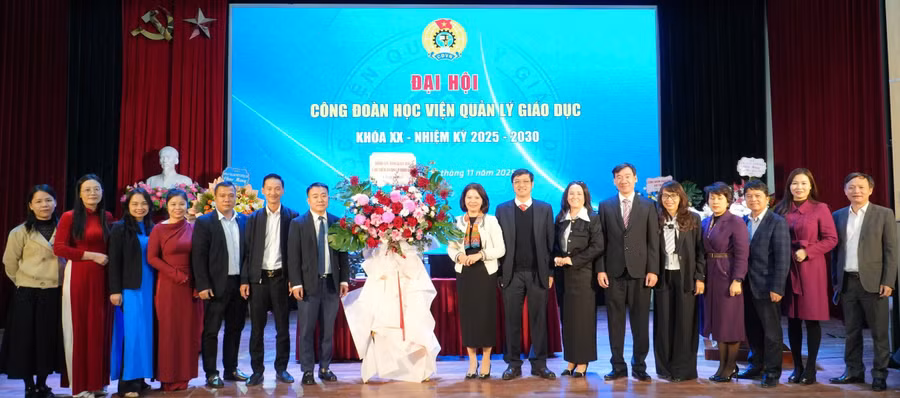 Lãnh đạo Học viện Quản lý giáo dục chúc mừng Ban chấp Công đoàn nhiệm kỳ 2025-2030.