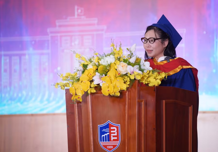 Tân tiến sĩ Nguyễn Huỳnh Phương Thảo chia sẻ tại buổi lễ. tankhoa-3.jpg