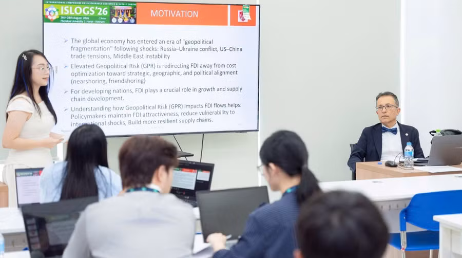 Nguyễn Thị Thanh Thủy trình bày báo cáo tại một hội thảo quốc tế.