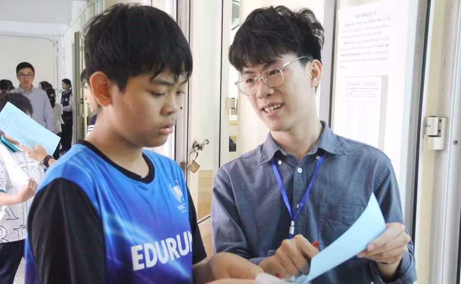 Thí sinh được giám thị hướng dẫn nhiệt tình trước khi vào phòng thi.