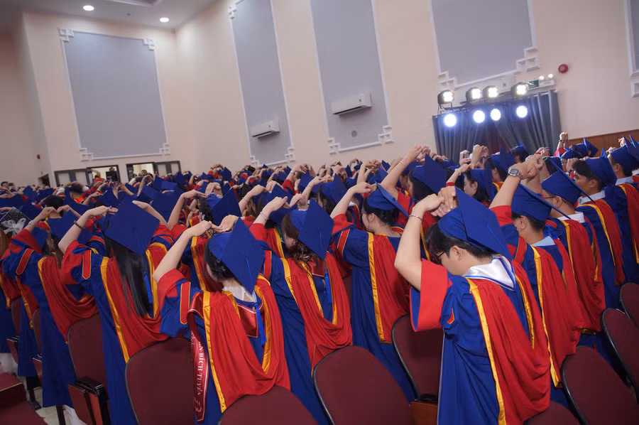 Nghi thức tri ân thầy cô tại Lễ tốt nghiệp – khoảnh khắc các tân khoa bày tỏ lòng biết ơn đối với những người đã tận tâm truyền trao tri thức và đồng hành trong suốt hành trình học tập. khoa.jpg