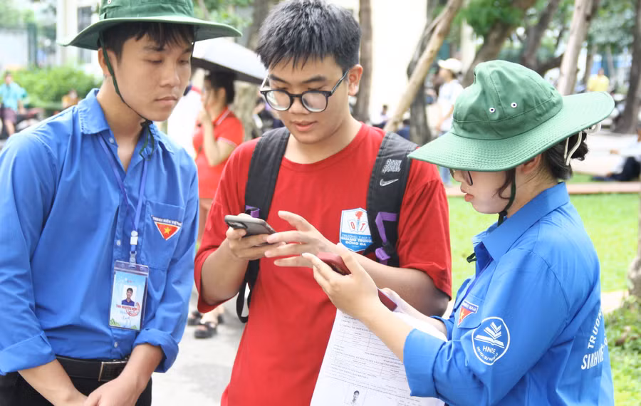 Thí sinh được sinh viên tình nguyện hỗ trợ, hướng dẫn.
