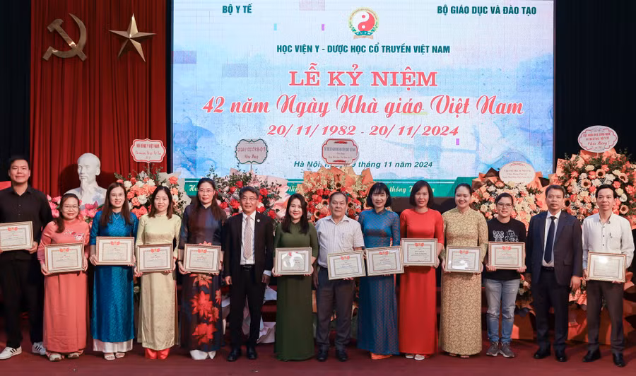 Nhân dịp này, nhiều cán bộ, giảng viên Học viện Y - Dược học cổ truyền Việt Nam được vinh danh, khen thưởng.