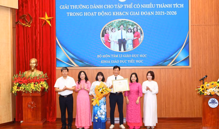 Nhiều tập thể được vinh danh, trao thưởng.