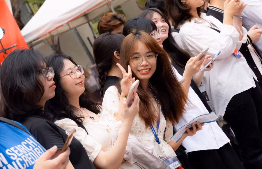 Sinh viên Trường ĐH Thăng Long hào hứng tham gia Ngày hội việc làm năm 2025.
