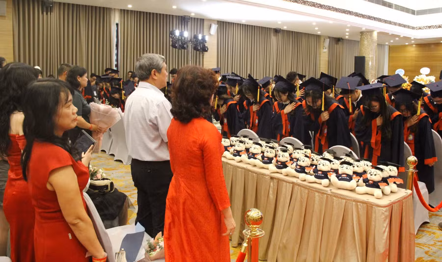 Tân thạc sĩ, cử nhân bày tỏ tri ân với phụ huynh trong ngày nhận bằng tốt nghiệp.