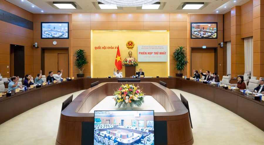 Các thành viên Ủy ban tham dự biểu quyết thông qua 6 văn bản thuộc thẩm quyền, trách nhiệm của Ủy ban dự thảo sửa đổi Hiến pháp.