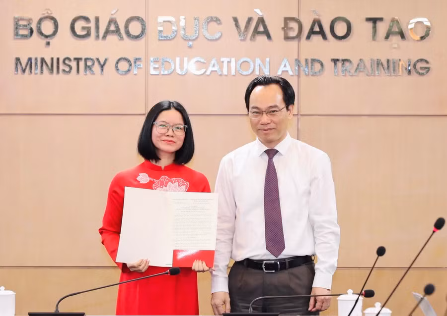 Bộ trưởng Bộ GD&amp;ĐT Hoàng Minh Sơn trao Quyết định điều động, bổ nhiệm bà Vũ Thị Hạnh giữ chức vụ Phó Viện trưởng Viện Khoa học Giáo dục Việt Nam