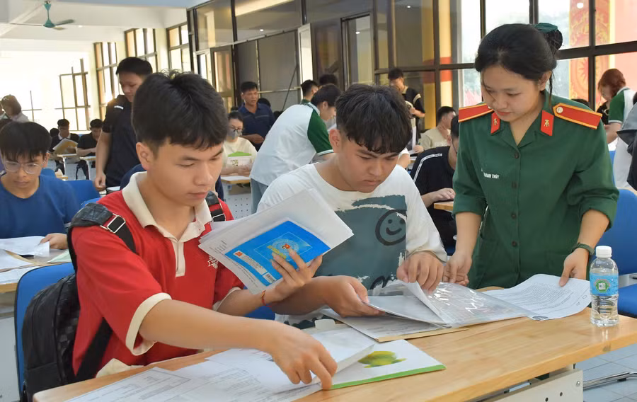 Tân sinh viên làm thủ tục nhập học vào Học viện Kỹ thuật Quân sự.