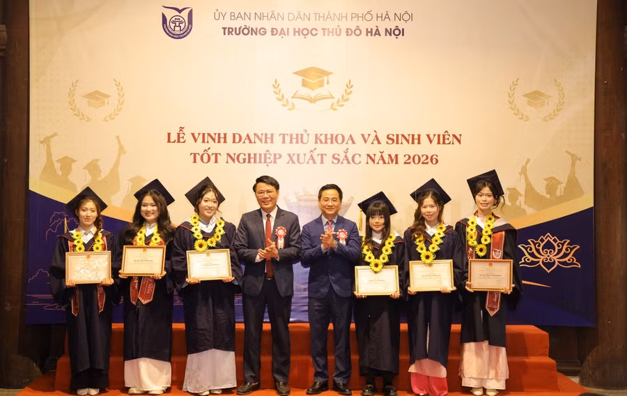 Lãnh đạo Trường Đại học Thủ đô Hà Nội vinh danh, khen thưởng các sinh viên tốt nghiệp thủ khoa và xuất sắc.