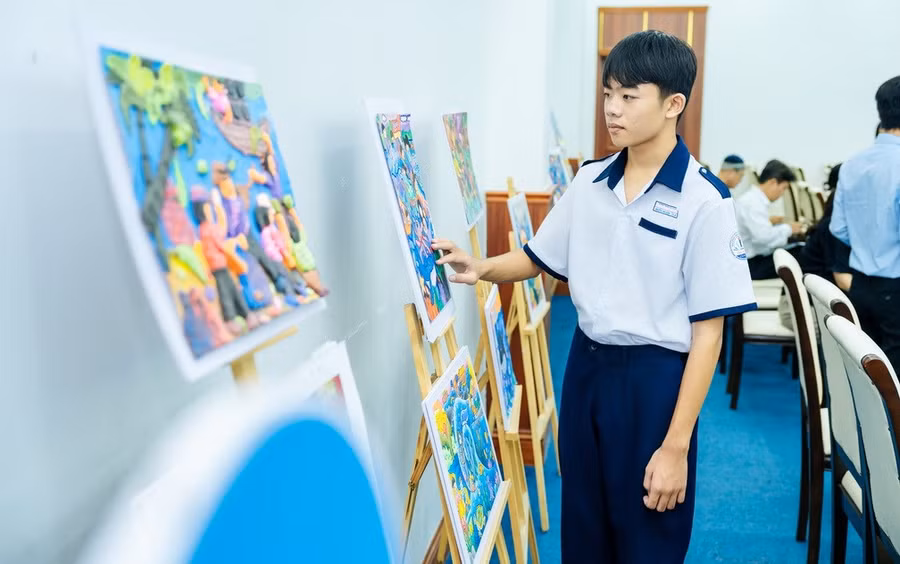 Học sinh xem các sản phẩm từ Cuộc thi “Vẽ tương lai biển – Viết tương lai em”.