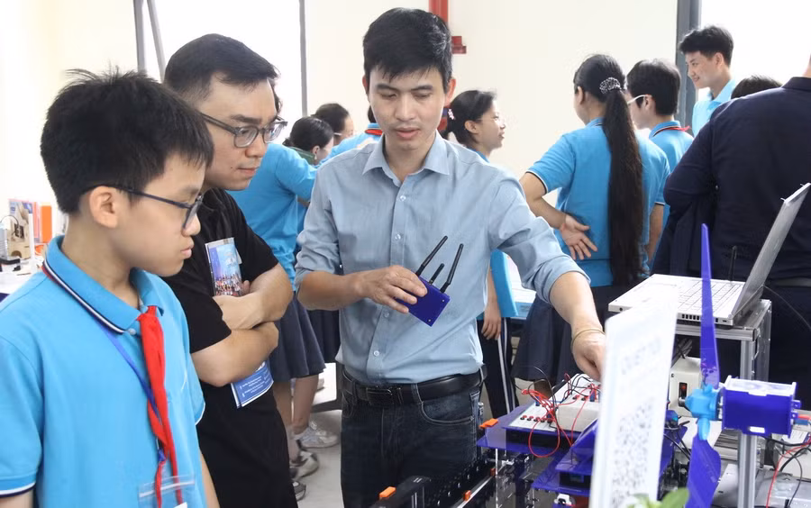 Học sinh trải nghiệm giáo dục STEM ngay tại sự kiện.