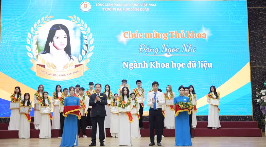 PGS.TS Lê Mạnh Hùng - Hiệu trưởng Trường Đại học Công đoàn tặng thưởng cho các Thủ khoa đầu vào năm 2026.