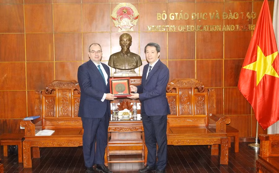 Thứ trưởng Bộ GD&ĐT Phạm Quang Hưng tặng quà cho ông Nicolas Mainetti.