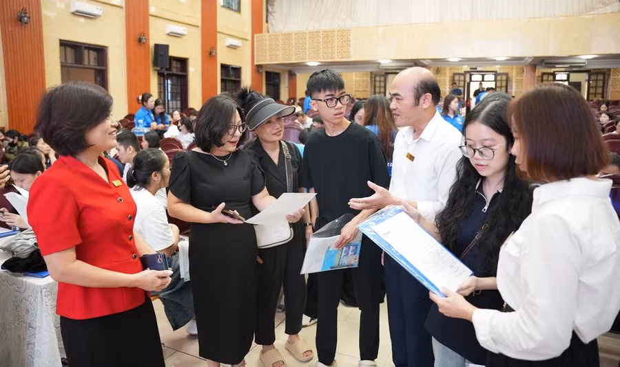 Lãnh đạo Trường ĐH Công đoàn thăm, động viên tân sinh viên trong ngày nhập học.