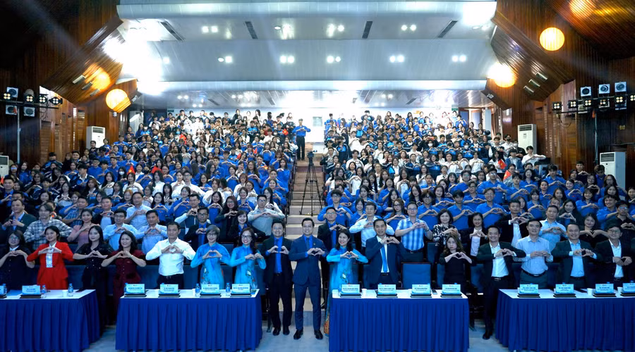 Lễ kỷ niệm 94 năm thành lập Đoàn TNCS Hồ Chí Minh của Trường ĐH Mở Hà Nội diễn ra trang trọng, ấm cúng.
