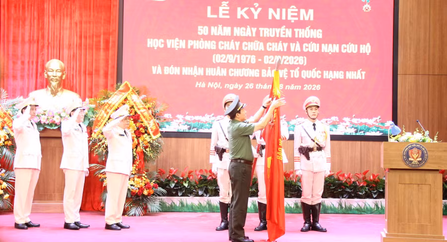 Đại tướng Lương Tam Quang - Bộ trưởng Bộ Công an trao Huân chương Bảo vệ Tổ quốc hạng Nhất cho Học viện Phòng cháy chữa cháy và Cứu nạn cứu hộ.