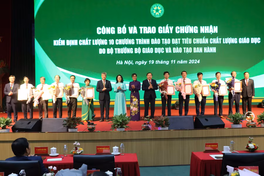 Học viện Nông nghiệp Việt Nam công bố, trao Giấy chứng nhận kiểm định chất lượng 10 chương trình đào tạo đạt tiêu chuẩn chất lượng giáo dục.