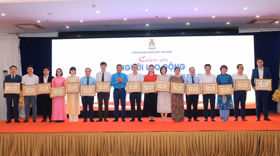 Người lao động ngành Giáo dục được vinh danh, khen thưởng.