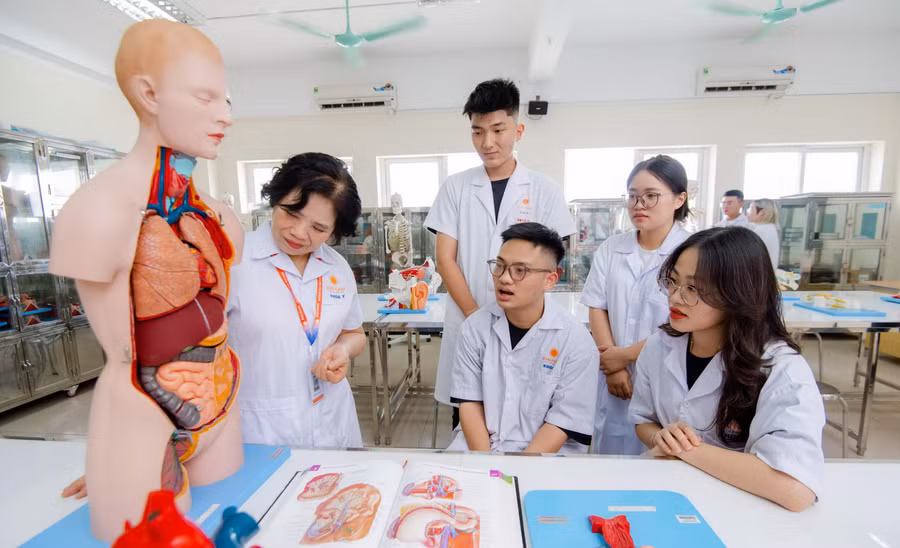 Sinh viên y khoa của Trường ĐH Đại Nam thực hành.