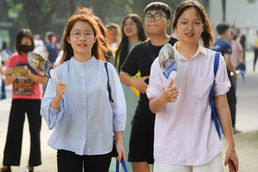 Thí sinh ngày hội lựa chọn nguyện vọng xét tuyển 2025 – sáng 19/7.