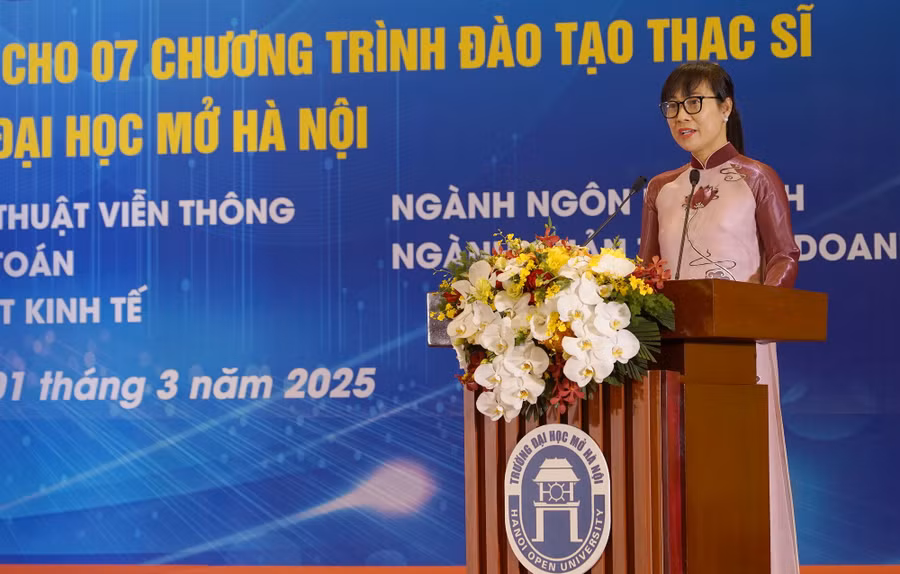 pgs-ts-ta-thi-thu-hien-giam-doc-trung-tam-kdclgd-dhqg-ha-noi-phat-bieu-y-kien.jpg