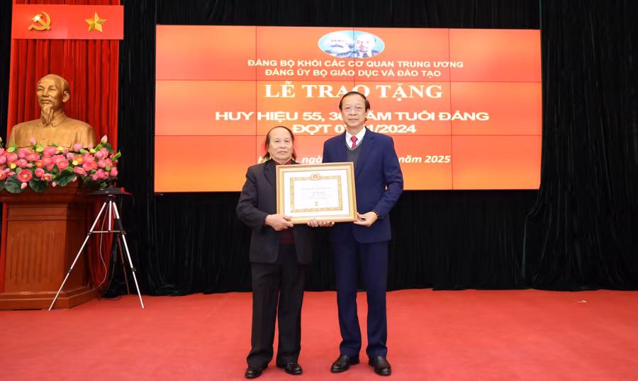 Thứ trưởng Phạm Ngọc Thưởng – Bí thư Đảng ủy Bộ GD&ĐT trao Huy hiệu 55 năm tuổi Đảng cho ông Vũ Trọng Rỹ.