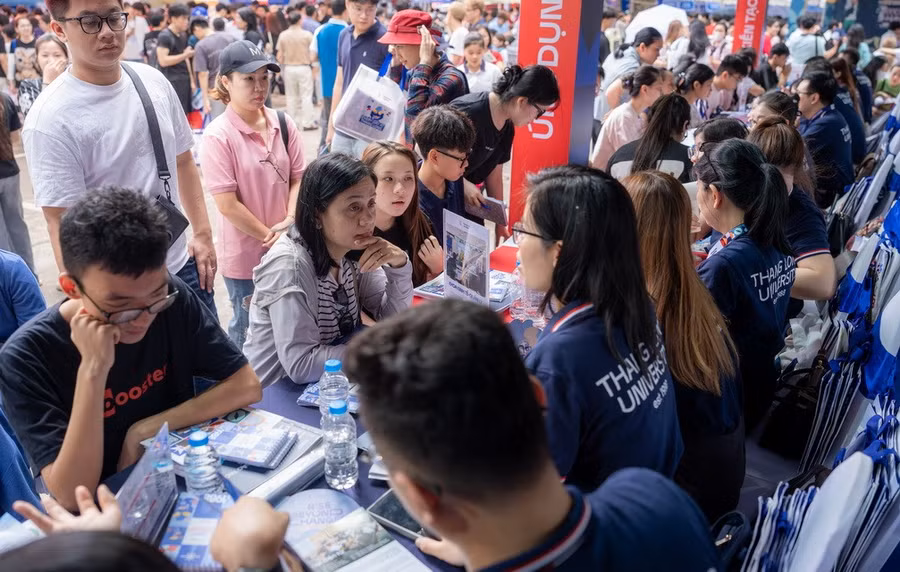Thí sinh, phụ huynh tìm hiểu các ngành, chương trình đào tạo tại các gian tư vấn.