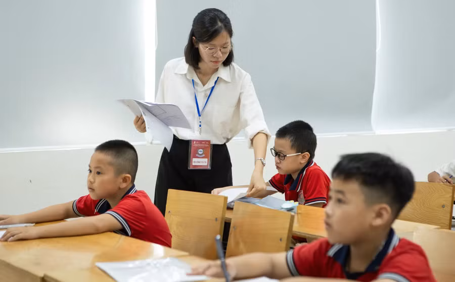 Vị thế quan trọng của nhà giáo trong xã hội gồm cả nhà giáo công lập và ngoài công lập được xác định, bảo đảm tất cả nhà giáo được tôn trọng, bảo vệ và tôn vinh.