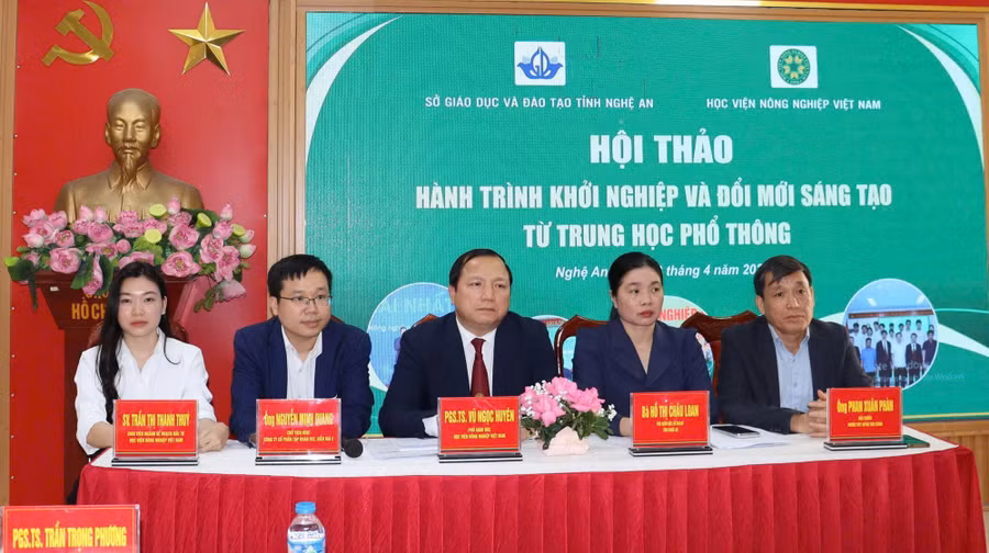 Các chuyên gia, diễn giả chia sẻ kinh nghiệm và "truyền lửa" đam mê khởi nghiệp cho học sinh THPT của tỉnh Nghệ An.