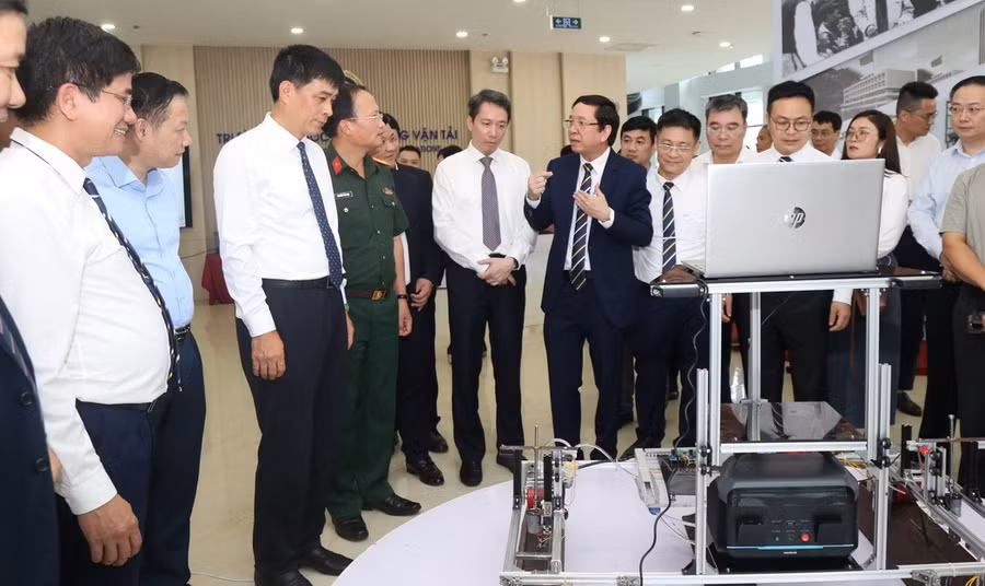 Thứ trưởng Bộ GD&ĐT Phạm Quang Hưng thăm triển lãm của Trường Đại học Giao thông vận tải.