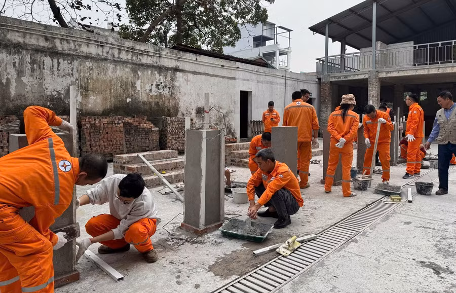 Sinh viên Trường Cao đẳng Xây dựng Công trình đô thị thực hành kỹ thuật xây dựng.