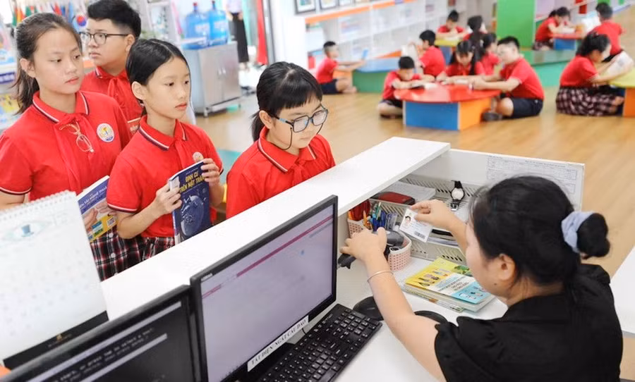 Nhân viên thư viện tại một trường tiểu học thuộc phường Ba Đình (Hà Nội). Ảnh: NTCC.