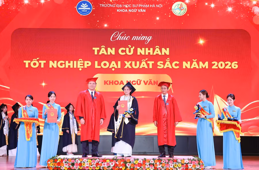 Tân cử nhân xuất sắc nhận bằng tốt nghiệp. Ảnh: Thanh Tùng.
