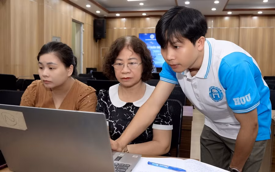 Cán bộ Trường Đại học Mở Hà Nội hướng dẫn cán bộ khuyến học thực hiện sử dụng phần mềm đánh giá mô hình công dân học tập.
